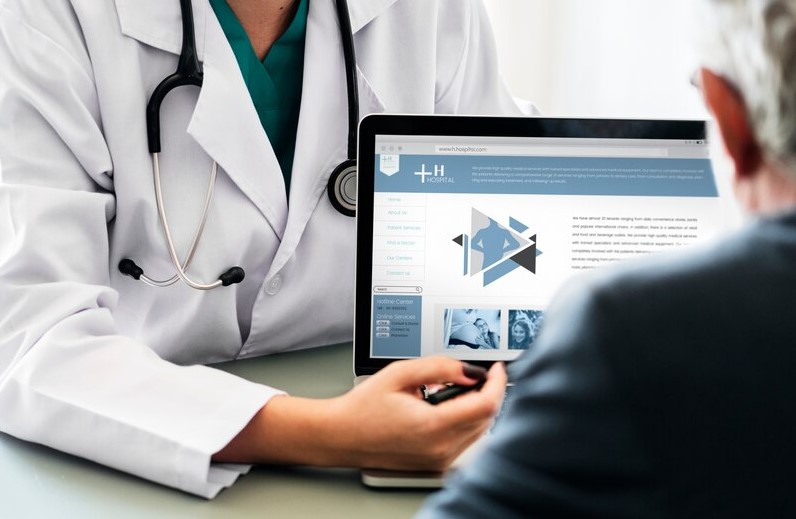 Perbandingan SIMPUS dan EMR di Klinik, Apa Bedanya?